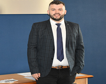 Euan Maclean Ieng Mimeche 352X280px